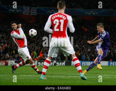 LONDON, ENGLAND - NOV 04: Maxime Colin von Anderlecht nimmt gespielt einen Schuss auf das Tor, die während der UEFA-Champions-League-Partie zwischen Arsenal aus England und Anderlecht aus Belgien von Arsenals Mikel Arteta blockiert ist The Emirates Stadium am 4. November 2014 in London, England. (Foto von Mitchell Gunn/ESPA) Stockfoto