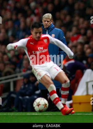 LONDON, ENGLAND - NOV 04: Arsenals Trainer Uhren Arsene Wenger, spielen in der UEFA Champions League-Spiel zwischen Arsenal aus England und Anderlecht aus Belgien The Emirates Stadium am 4. November 2014 in London, England. (Foto von Mitchell Gunn/ESPA) Stockfoto