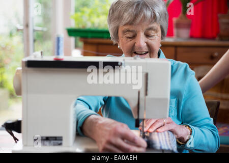 Ältere Frau mit Nähmaschine Stockfoto