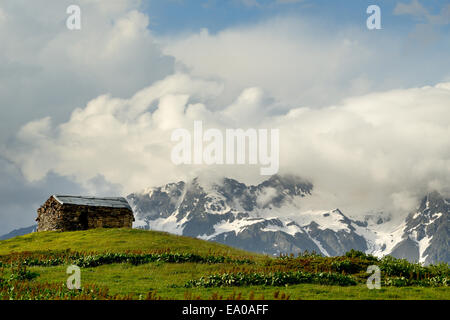 Scheune auf Hügel und fernen Bergen, Mazeri Dorf, Swanetien, Georgia Stockfoto