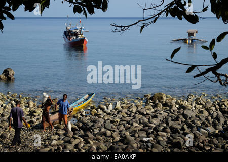 Fischer von Lamagute Dorf, Lembata Island, East Nusa Tenggara Provinz, Indonesien. Stockfoto