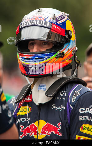 Daniel Ricciardo, Fahrer für die Formel 1 Infiniti Red Bull Team gesehen trägt seinen Helm in der Innenstadt von Austin, Texas. Stockfoto