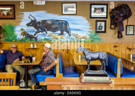 Indiantown Florida, Crackers Cafe, Restaurant, Restaurants, Essen, Essen, Café, innen, Dekor, Wandgemälde, Stände, Senioren Bürger, Mann Stockfoto