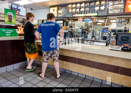 Okeechobee Florida, McDonald's, Restaurant Restaurants Essen Essen Essen Essen essen Café Cafés Bistro, Fast Food, innen, Zähler, Teenager Teenager Teenager Tee Stockfoto