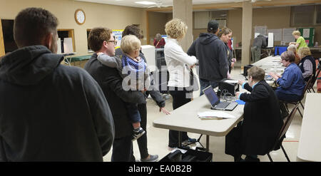 Sioux City, IOWA, USA. 4. November 2014. Wähler erweisen sich nach der Arbeit, am Wahltag St. James United Methodist Church in Sioux City, Iowa, USA, 4. November 2014 zu stimmen. Bildnachweis: Jerry Mennenga/ZUMA Draht/Alamy Live-Nachrichten Stockfoto