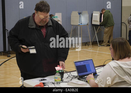 Sioux City, IOWA, USA. 4. November 2014. Ein Wähler scannt seinen Führerschein, wie er und andere nach der Arbeit in Morningside Lutheran Church am Wahltag in Sioux City, Iowa, USA, 4. November 2014 Stimmen entpuppen. Bildnachweis: Jerry Mennenga/ZUMA Draht/Alamy Live-Nachrichten Stockfoto