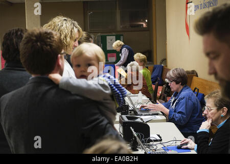 Sioux City, IOWA, USA. 4. November 2014. Wahlhelfer arbeiten Wähler, die nach der Arbeit, am Wahltag in Sioux City, Iowa, USA, 4. November 2014 Stimmen entpuppen. Bildnachweis: Jerry Mennenga/ZUMA Draht/Alamy Live-Nachrichten Stockfoto