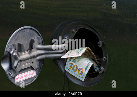 Große Summe Bargeld in Diesel LKW Kraftstofftank füllen Tülle Stockfoto