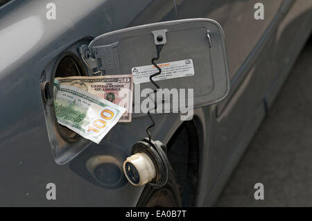 Große Summe Bargeld in Diesel LKW Kraftstofftank füllen Tülle Stockfoto