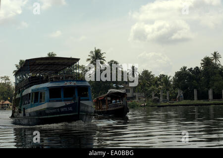 Wasser Taxi Fähre auf den Backwaters, Allepey, Kerala, Indien, Südasien. Stockfoto