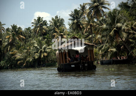 Hausboot (Reisbarke, lokal bekannt als Kettuvallam) für Touristen auf den Backwaters, Allepey, Kerala, Indien, Südasien. Stockfoto