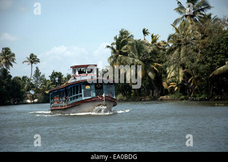 Wasser Taxi Fähre auf den Backwaters, Allepey, Kerala, Indien, Südasien. Stockfoto