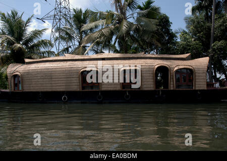 Hausboot (Reisbarke, lokal bekannt als Kettuvallam) für Touristen auf den Backwaters, Allepey, Kerala, Indien, Südasien. Stockfoto