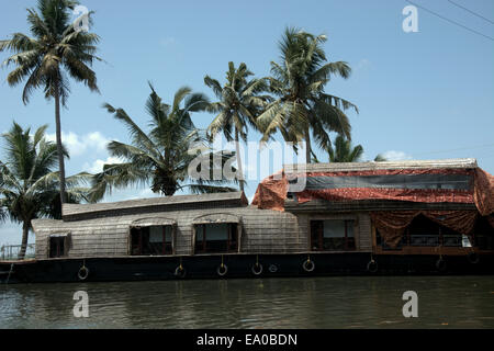 Hausboot (Reisbarke, lokal bekannt als Kettuvallam) für Touristen auf den Backwaters, Allepey, Kerala, Indien, Südasien. Stockfoto