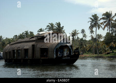 Hausboot (Reisbarke, lokal bekannt als Kettuvallam) für Touristen auf den Backwaters, Allepey, Kerala, Indien, Südasien. Stockfoto