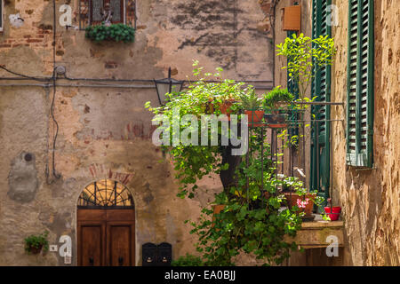 Schöner Balkon mit den Blumen in Italien Stockfoto