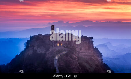 Blick auf die alte Stadt Bagnoregio in der Abenddämmerung Stockfoto