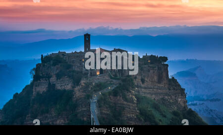 Blick auf die alte Stadt Bagnoregio vor Sonnenaufgang Stockfoto