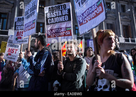 Buenos Aires, Argentinien. 4. November 2014. Menschen teilnehmen an einer Kundgebung im Zusammenhang mit der Debatte über Abtreibung in eine Provision von der Abgeordnetenkammer des Nationalkongresses in Buenos Aires, Argentinien, am 4. November 2014. Bildnachweis: Martin Zabala/Xinhua/Alamy Live-Nachrichten Stockfoto