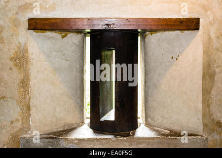 Mittelalterlichen Fenster mit hölzernen Zylinder-Verschluss in Prag. Alte Steinmauern Stockfoto