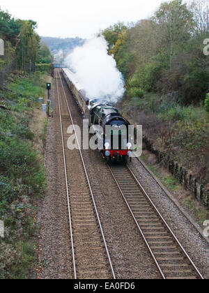 Reigate, Surrey, UK. 7. November 2014. Die Belmond British Pullman VS Orient Express Steam Locomotive BR (S) Handelsmarine Clan Line Klasse 4-6-2 Nr. 35028 rast durch die Surrey Hills, 1504hrs Freitag, 7. November 2014 auf dem Weg nach London Victoria. Bildnachweis: Lindsay Constable/Alamy Live-Nachrichten Stockfoto