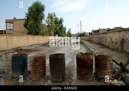 Eine Barrikade aus Fässern in der Nähe weg Zugang zu einer Straße in der Stadt Al-malikiya auch in al-Hasaka oder Hassakeh Bezirk im nördlichen Syrien Derek (Kurdisch) Stockfoto