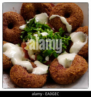 Frisch frittierte Falafelkugeln vom Boden aus Kichererbsen, serviert in einem Restaurant in der Stadt Al-malikiya auch als Derek (Kurdisch) in al-Hasaka oder Hassakeh Bezirk im nördlichen Syrien Stockfoto