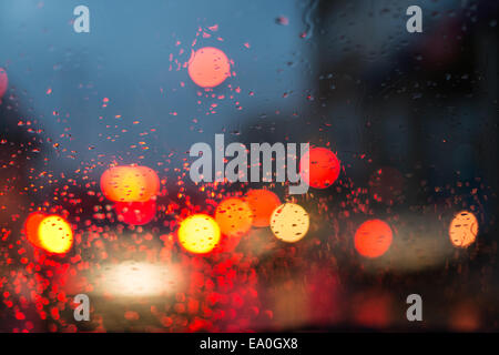 Nachtfahrten im Regen durch die Windschutzscheibe sehen die roten Lichter Stockfoto