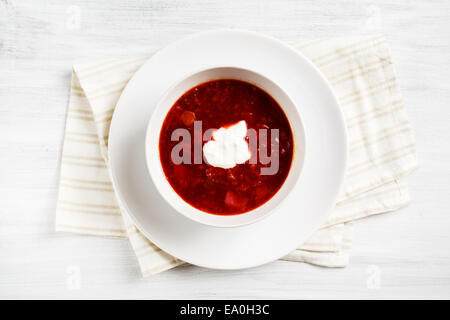 Russische Suppe Borschtsch in weiße Schüssel serviert auf weißen Tisch Stockfoto