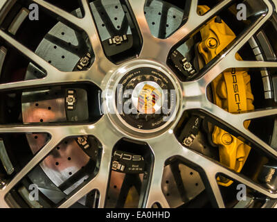 Porsche 911 Turbo S, Rad und Bremse Makro-Ansicht. Stockfoto