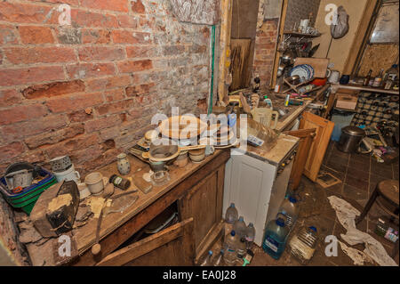 Das Chaos der Küche in einem verlassenen und verfallenen Haus in Lincolnshire Stockfoto