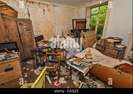 Das Schlafzimmer eines verlassenen und baufälligen Hauses in Lincolnshire Stockfoto