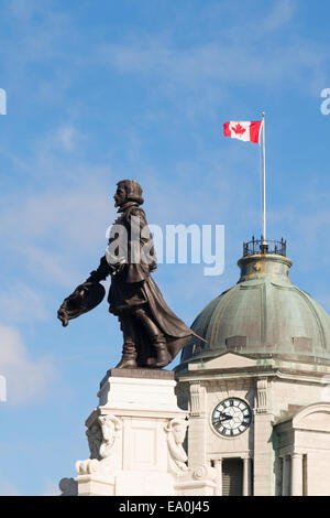 Bronze-Statue von Samuel de Champlain in Québec (Stadt), mit Landesflagge im Hintergrund Quebec, Kanada Stockfoto