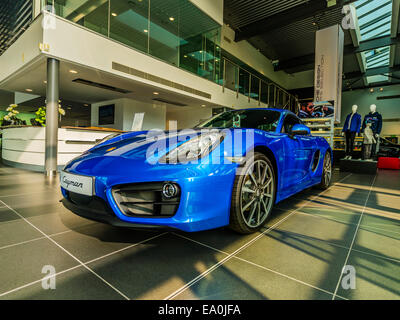 Porsche Cayman, blau, vorne 3/4-Ansicht. Stockfoto