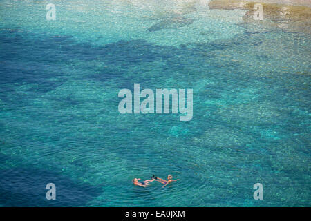 EPIRUS, GRIECHENLAND. Ein älteres Ehepaar, Schwimmen im Ionischen Meer in der Nähe von Sivota. 2014. Stockfoto