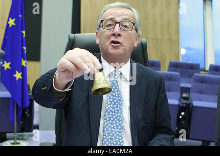 Brüssel, Belgien. 5. November 2014. Die Europäische Kommission neue Präsident Jean-Claude Juncker leitet das erste offizielle Treffen der EU Exekutive im EU-Hauptquartier in Brüssel, Nov.5, 2014. Bildnachweis: Ye Pingfan/Xinhua/Alamy Live-Nachrichten Stockfoto