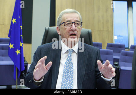 Brüssel, Belgien. 5. November 2014. Die Europäische Kommission neue Präsident Jean-Claude Juncker leitet das erste offizielle Treffen der EU Exekutive im EU-Hauptquartier in Brüssel, Nov.5, 2014. Bildnachweis: Ye Pingfan/Xinhua/Alamy Live-Nachrichten Stockfoto