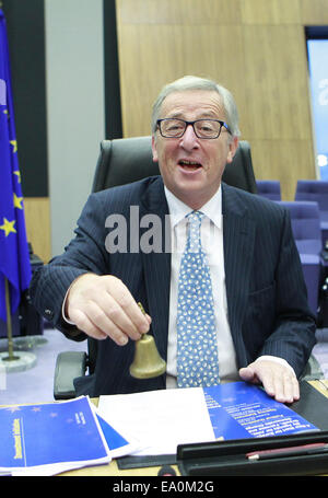 Brüssel, Belgien. 5. November 2014. Die Europäische Kommission neue Präsident Jean-Claude Juncker leitet das erste offizielle Treffen der EU Exekutive im EU-Hauptquartier in Brüssel, Nov.5, 2014. Bildnachweis: Ye Pingfan/Xinhua/Alamy Live-Nachrichten Stockfoto