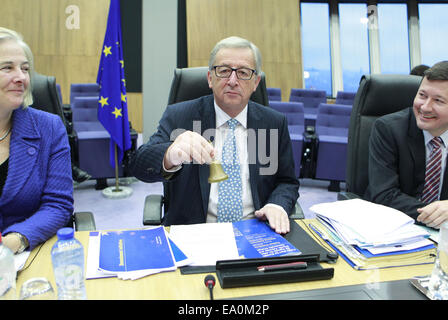 Brüssel, Belgien. 5. November 2014. Die Europäische Kommission neue President Jean-Claude Juncker (C) leitet das erste offizielle Treffen der EU Exekutive im EU-Hauptquartier in Brüssel, Nov.5, 2014. Bildnachweis: Ye Pingfan/Xinhua/Alamy Live-Nachrichten Stockfoto