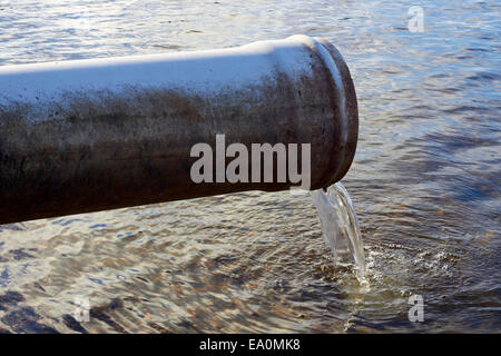 Wasser läuft aus Abflussrohr in See, Finnland Stockfoto