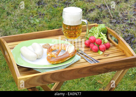 Weißwurst mit Brezel Stockfoto