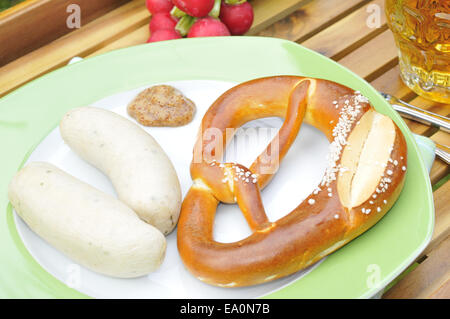 Weißwurst mit Brezel Stockfoto