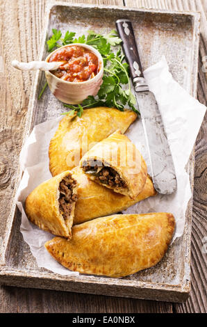 Empanadas mit Hackfleisch und salsa Stockfoto