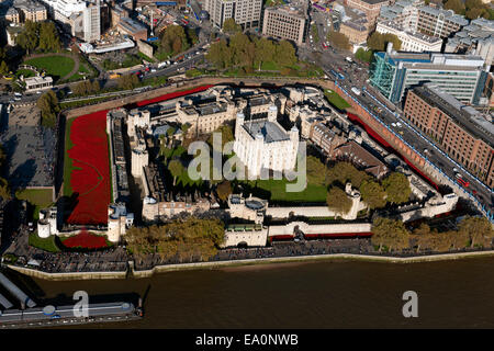 Der Tower of London mit dem Fluss der Mohn Erinnerung Einbau wie aus der Luft gesehen. Stockfoto