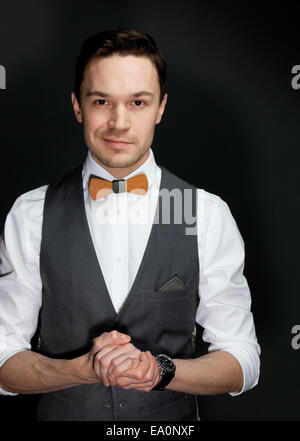 Mann im Anzug mit Fliege Stockfoto