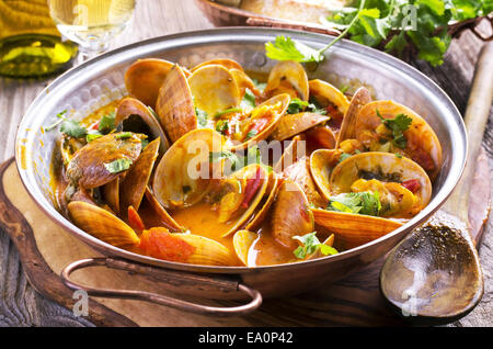 Muscheln in Tomatensauce Stockfoto