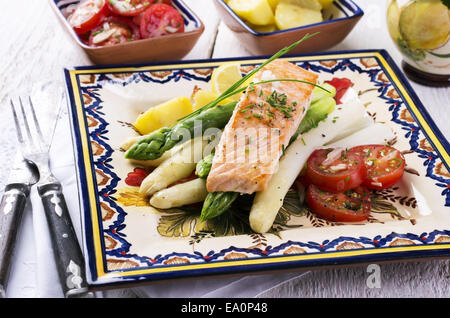Spargel mit Lachsfilet Stockfoto