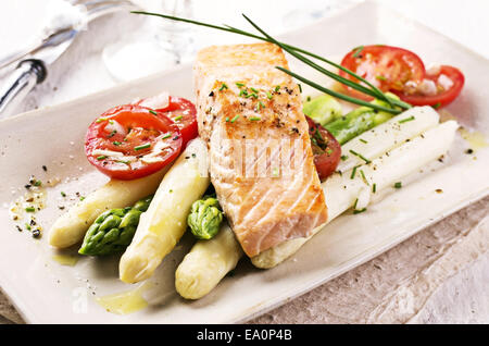 Spargel mit Lachs Stockfoto