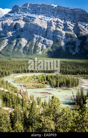 Rock Hoodoos und Mt Rundle, Banff Nationalpark, Alberta, Kanada, Nordamerika. Stockfoto