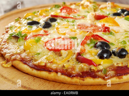 Home Pizza mit Tomaten und Auberginen Stockfoto